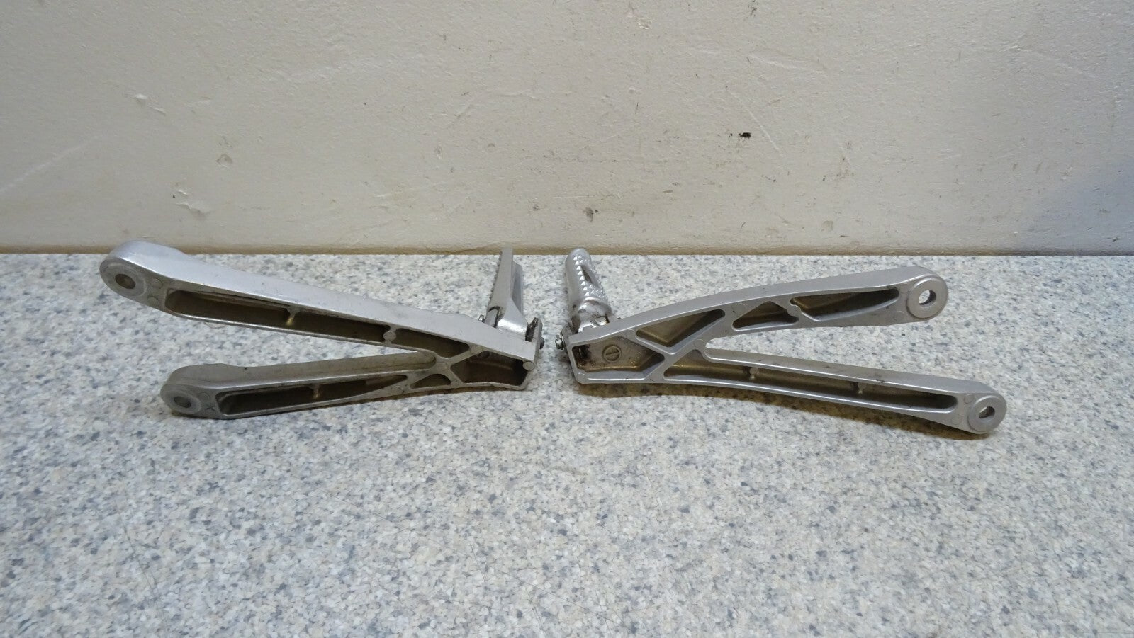 OEM REAR LEFT &amp; RIGHT FOOT PEG HANGER for Honda CBR 600 2009-2012