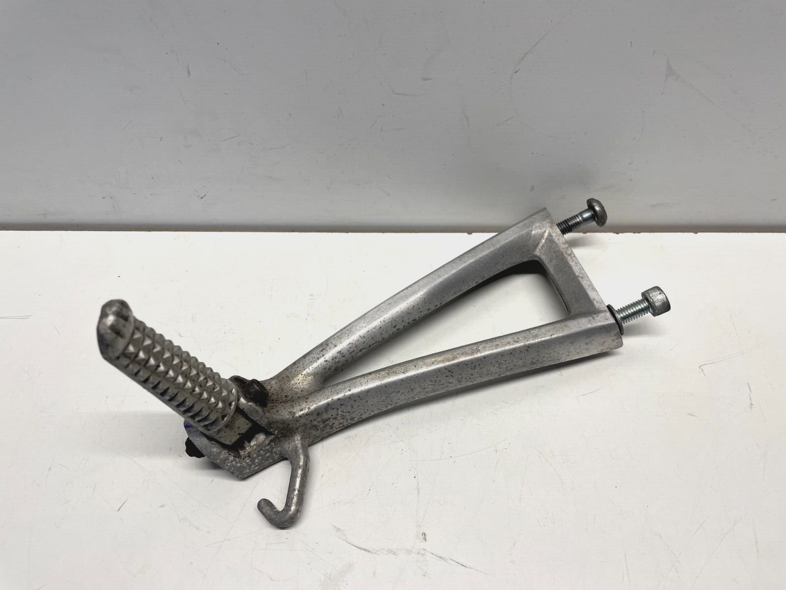 Rear Pillion LH Left Foot Peg Hanger Yamaha YZF R6 5SL 2003 - 2005