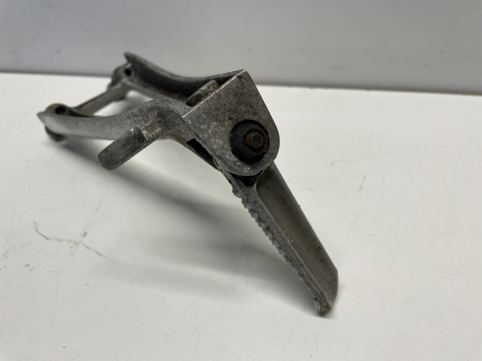 Rear Pillion LH Left Foot Peg Hanger Yamaha YZF R6 5SL 2003 - 2005