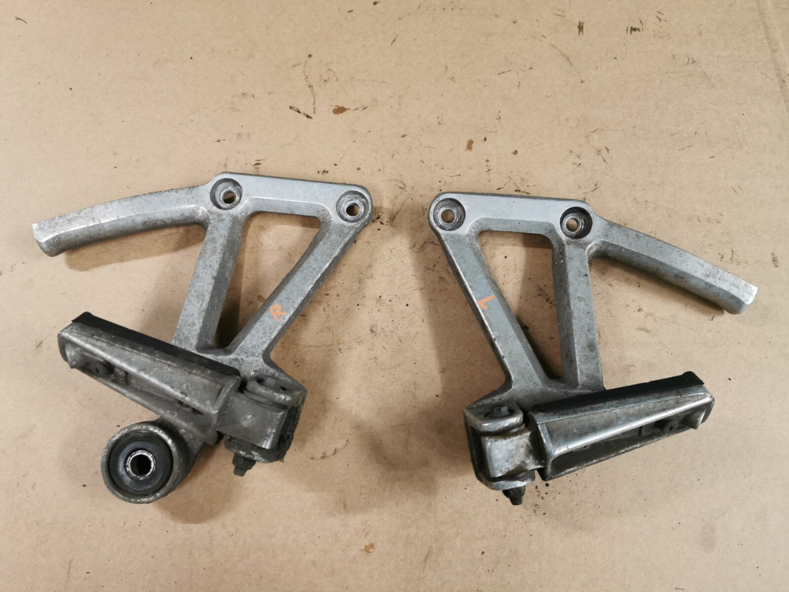 Pillion Passenger Foot Pegs Yamaha FZS 600 Fazer 2002 - 2003