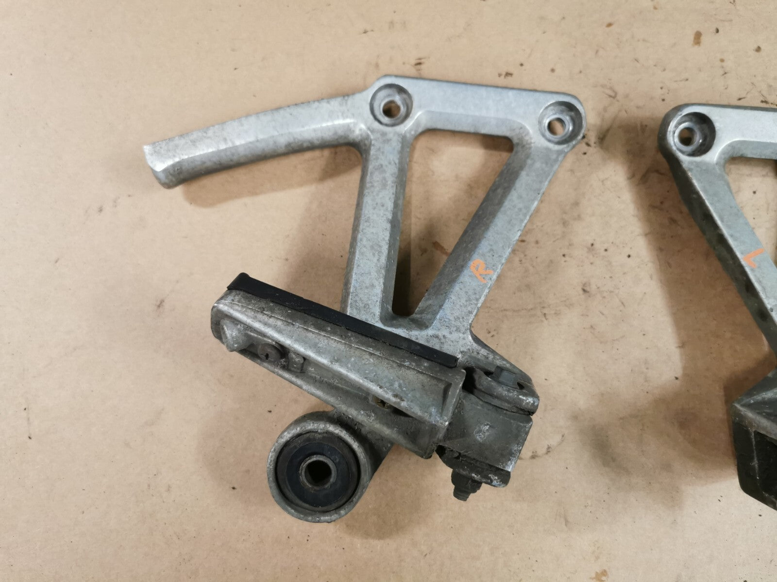 Pillion Passenger Foot Pegs Yamaha FZS 600 Fazer 2002 - 2003