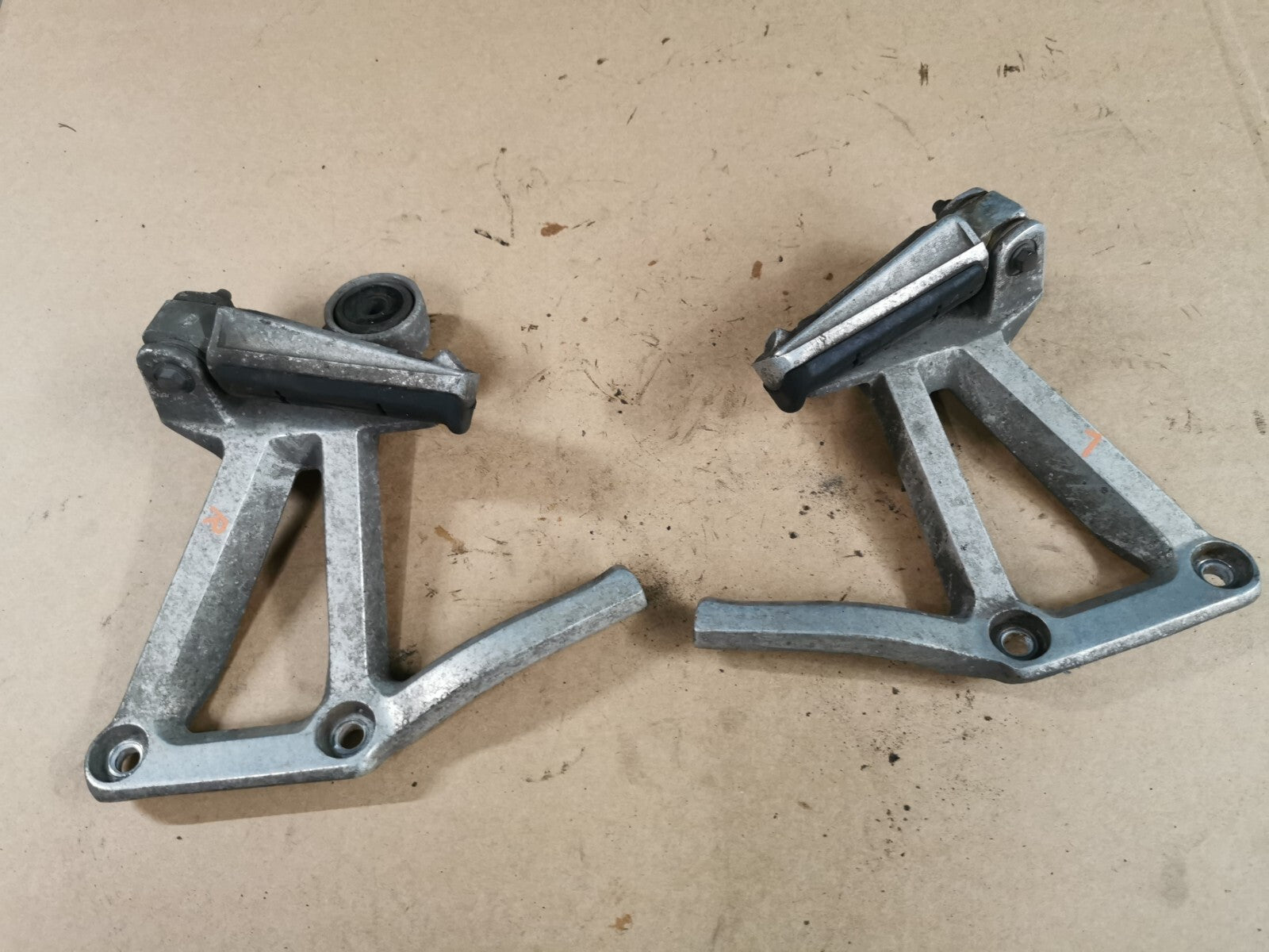 Pillion Passenger Foot Pegs Yamaha FZS 600 Fazer 2002 - 2003
