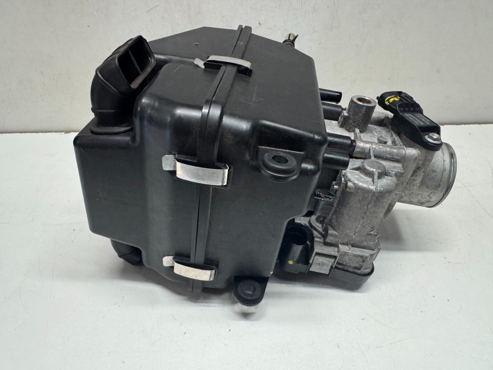 Throttle Body + Airbox Moto Guzzi V85 TT 2020