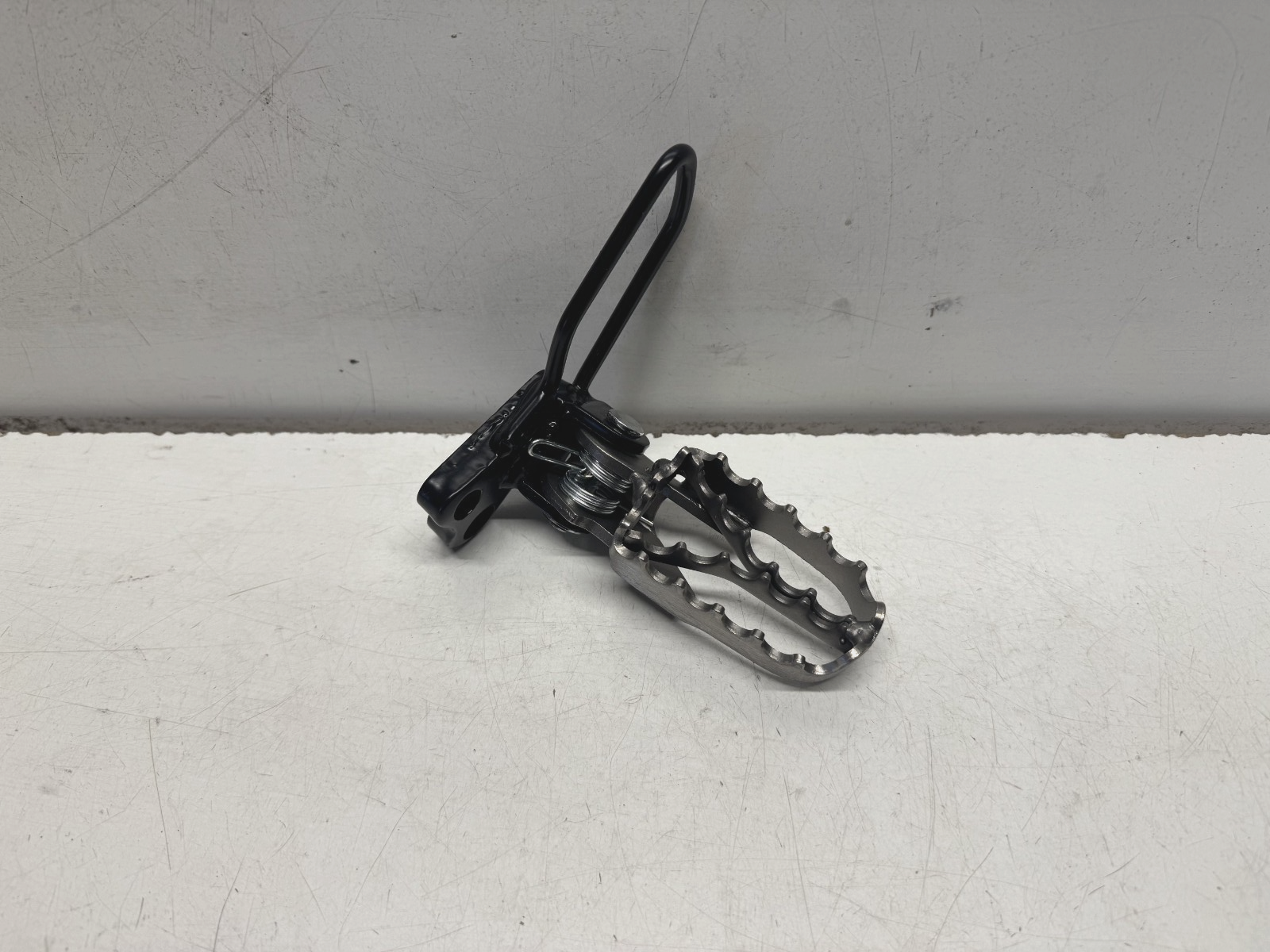 Front Right Foot Peg Assembly Sinnis Apache SM 125