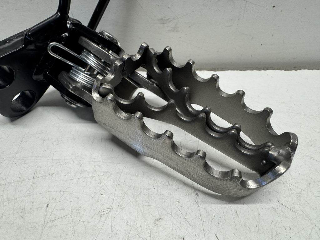 Front Right Foot Peg Assembly Sinnis Apache SM 125