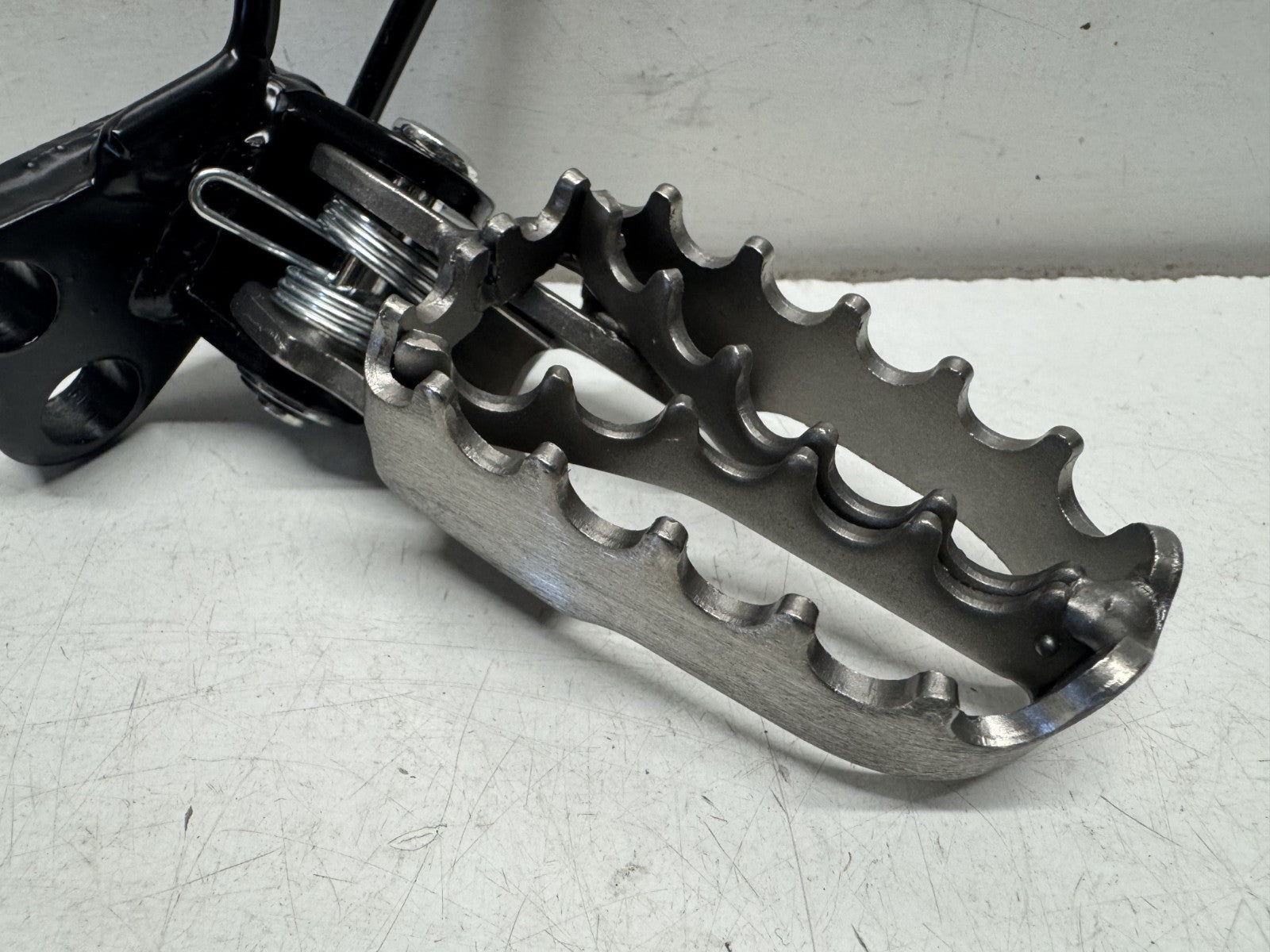 Front Right Foot Peg Assembly Sinnis Apache SM 125