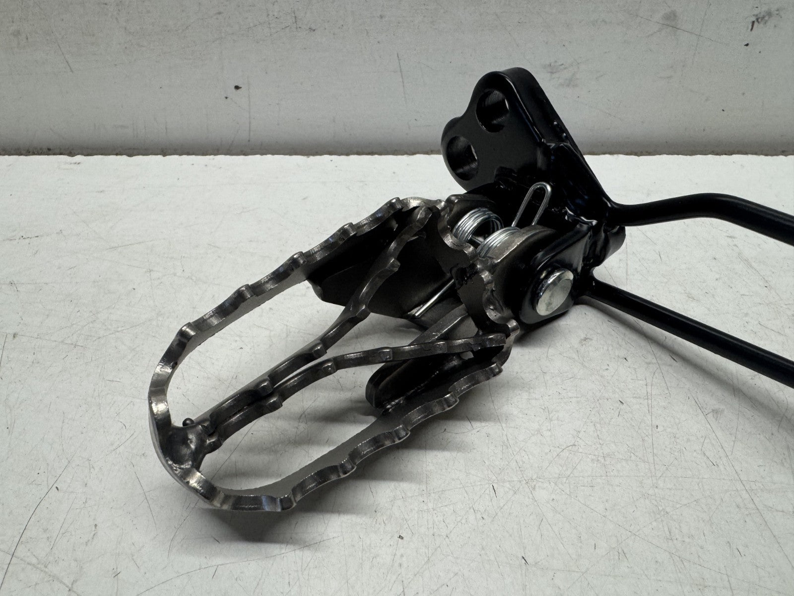 Front Right Foot Peg Assembly Sinnis Apache SM 125