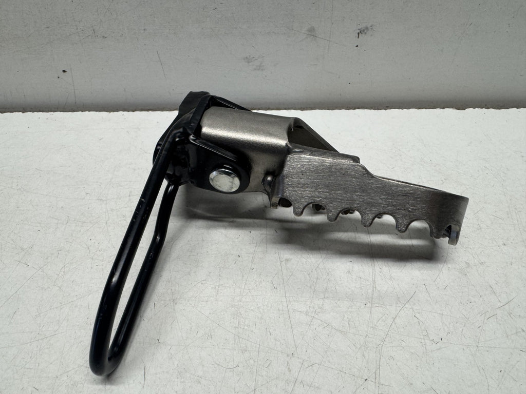 Front Right Foot Peg Assembly Sinnis Apache SM 125