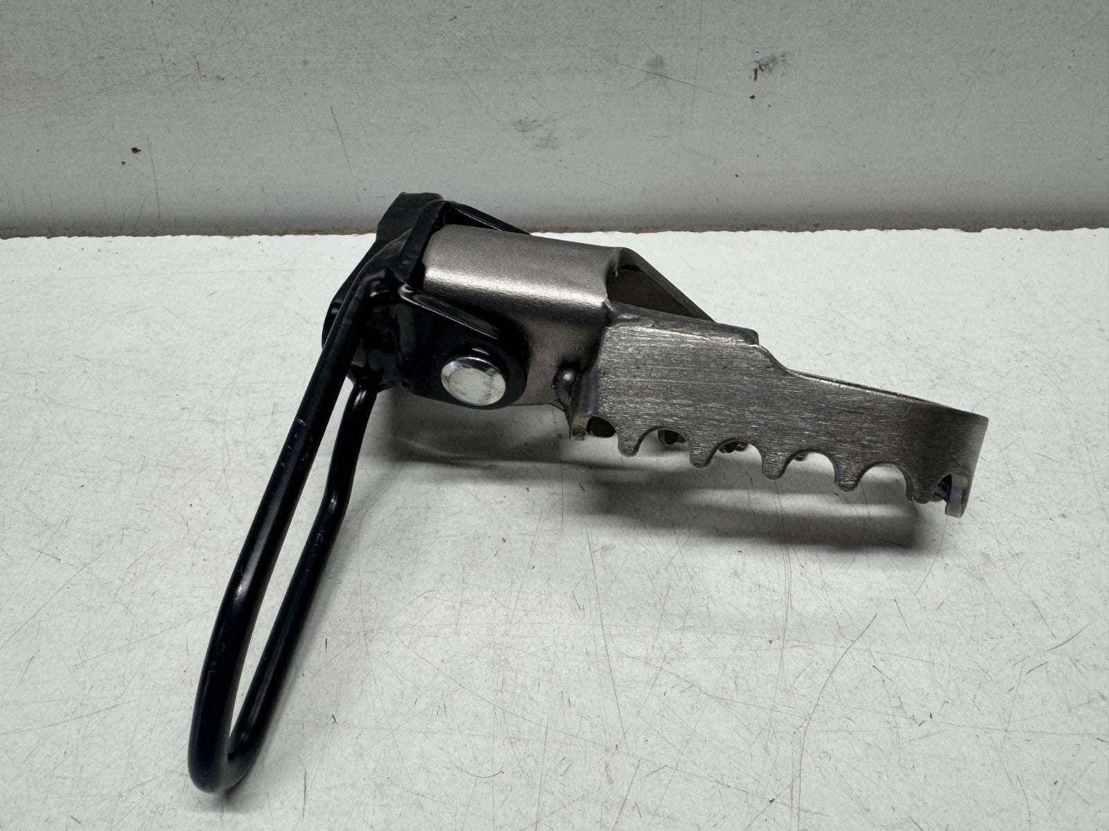 Front Right Foot Peg Assembly Sinnis Apache SM 125