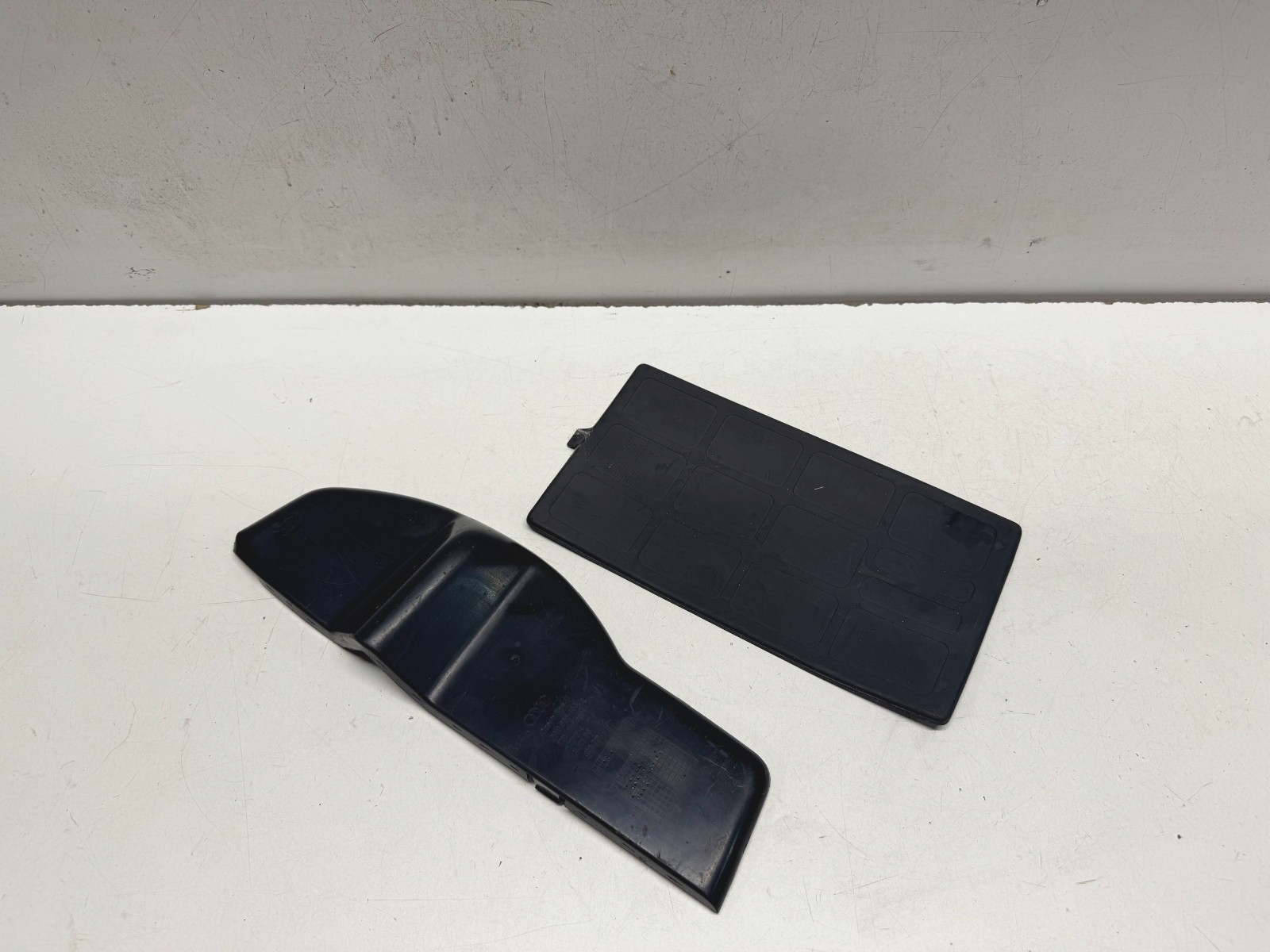 AUDI A4 S4 B9 FRONT CENTER CONSOLE INSERT RUBBER 8W0863301