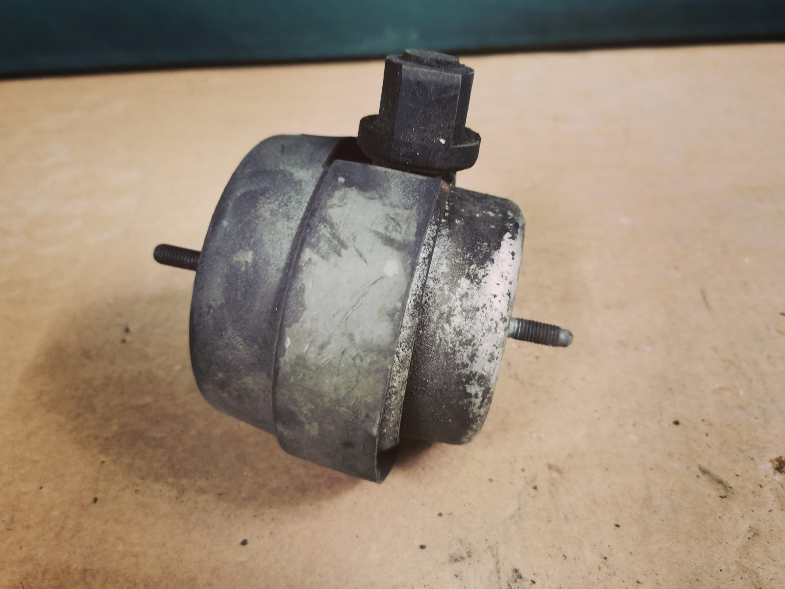Audi A6 S6 C5 4B 2002 Engine Mount Bracket Support AMD68355