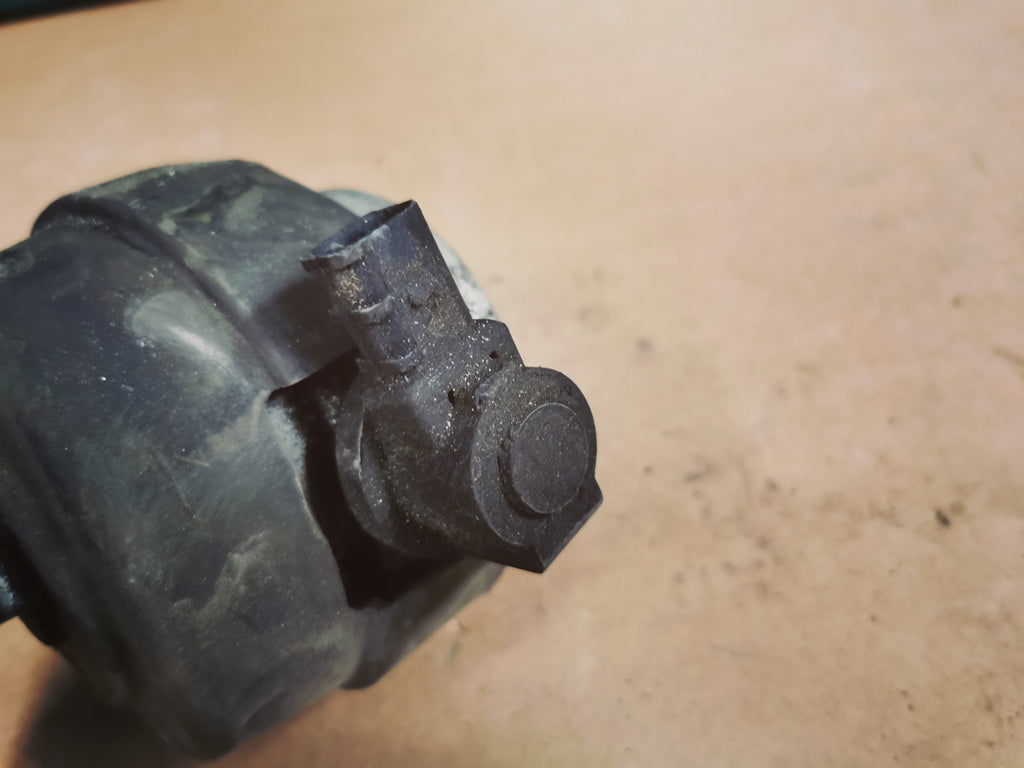 Audi A6 S6 C5 4B 2002 Engine Mount Bracket Support AMD68355