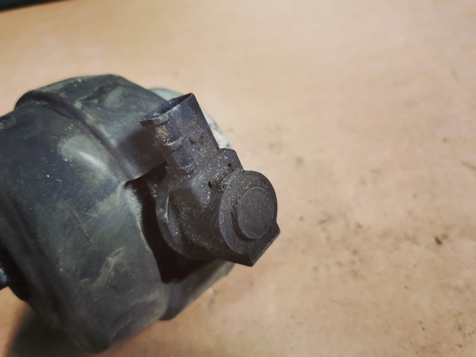 Audi A6 S6 C5 4B 2002 Engine Mount Bracket Support AMD68355