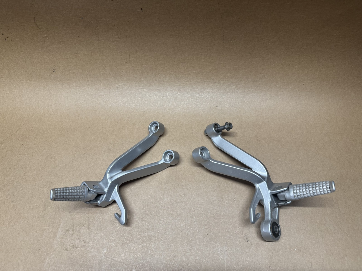 Suzuki GSXR 1000 K3 K4 2003 - 2004 Rear Left & Right Pillion Foot Hanger Peg