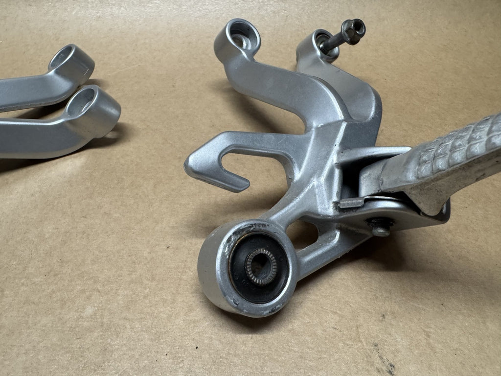 Suzuki GSXR 1000 K3 K4 2003 - 2004 Rear Left & Right Pillion Foot Hanger Peg