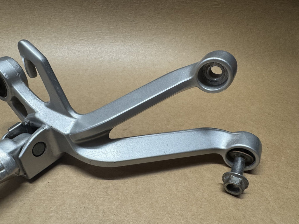 Suzuki GSXR 1000 K3 K4 2003 - 2004 Rear Left & Right Pillion Foot Hanger Peg