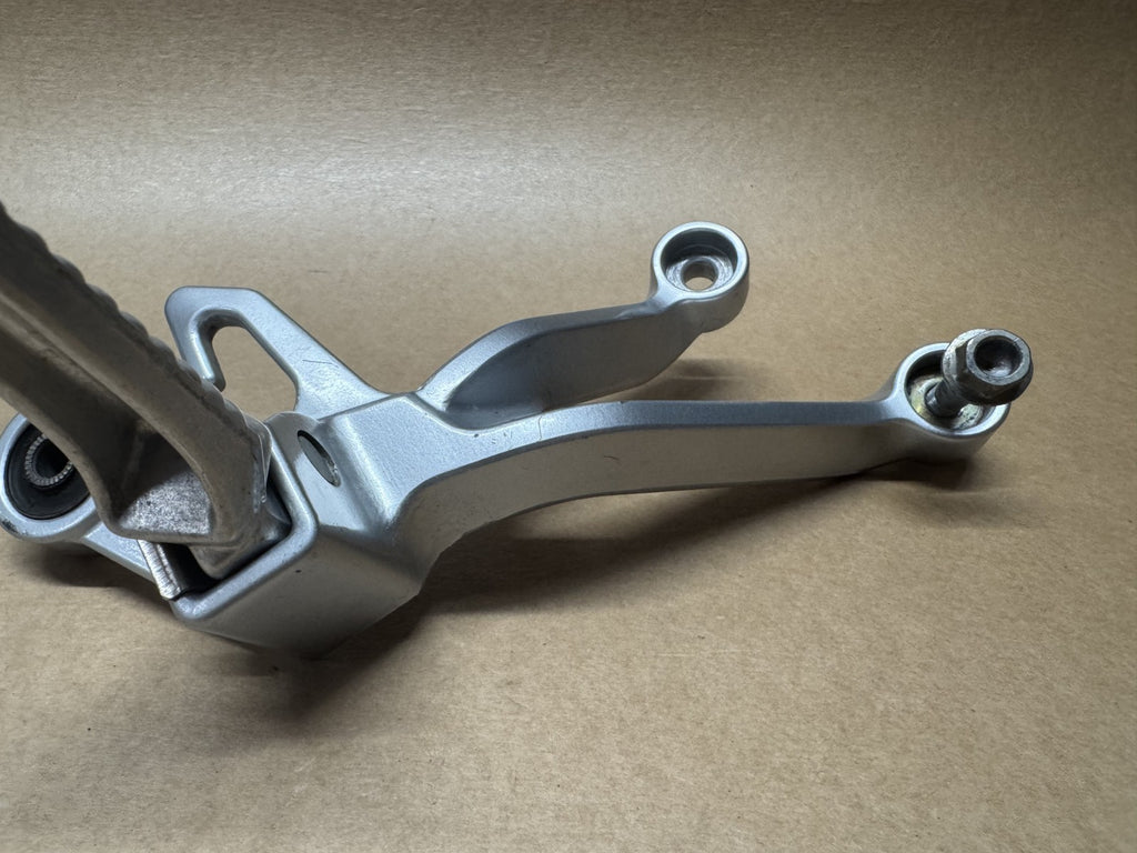 Suzuki GSXR 1000 K3 K4 2003 - 2004 Rear Left & Right Pillion Foot Hanger Peg