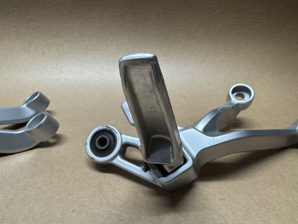Suzuki GSXR 1000 K3 K4 2003 - 2004 Rear Left & Right Pillion Foot Hanger Peg