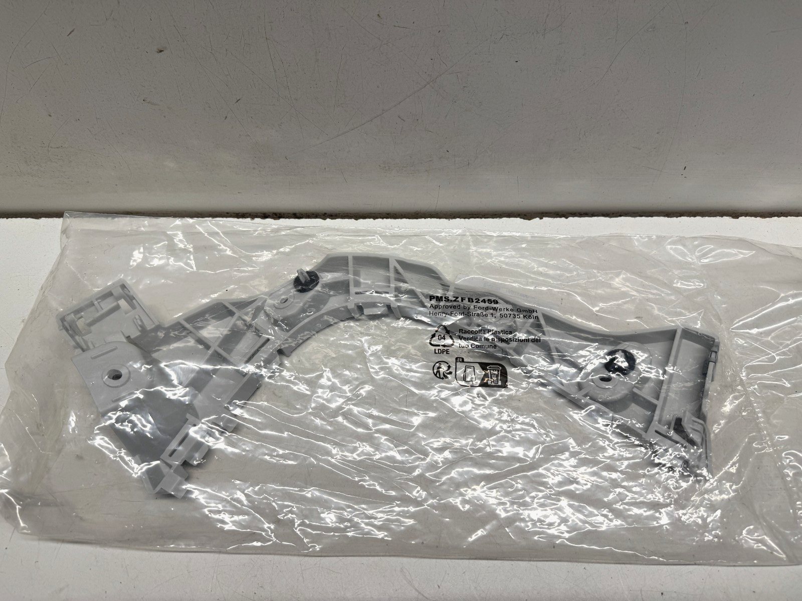 Ford Focus Rear Right Bumper Mounting Bracket 5DR 2014-2018 2099433 NEW