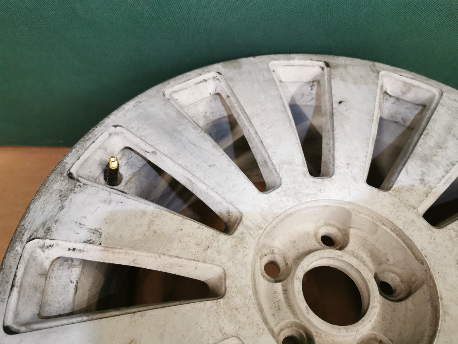 1x AUDI A8 S8 ALLOY WHEEL 4E0 601 025 N (please read)