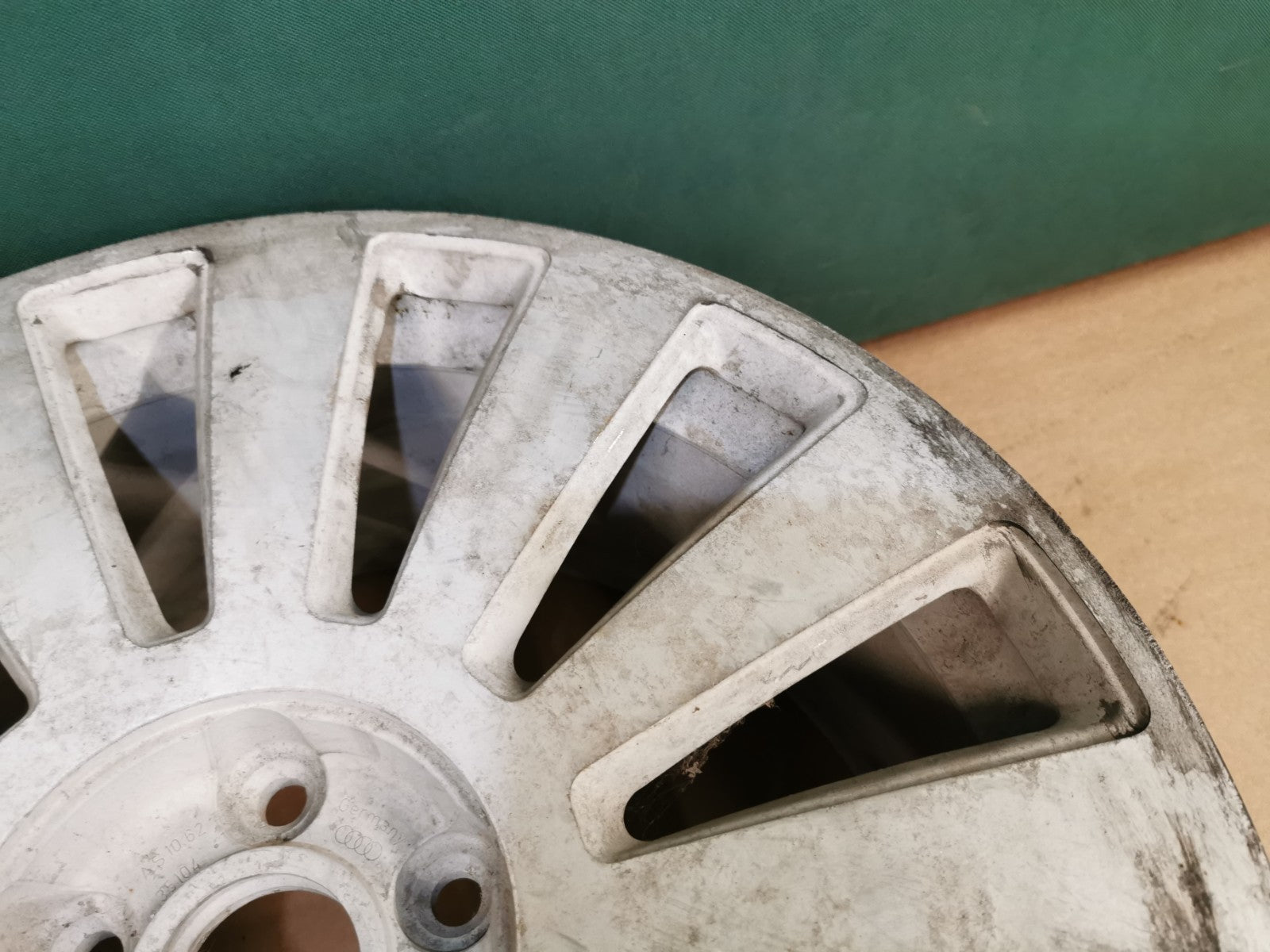 1x AUDI A8 S8 ALLOY WHEEL 4E0 601 025 N (please read)