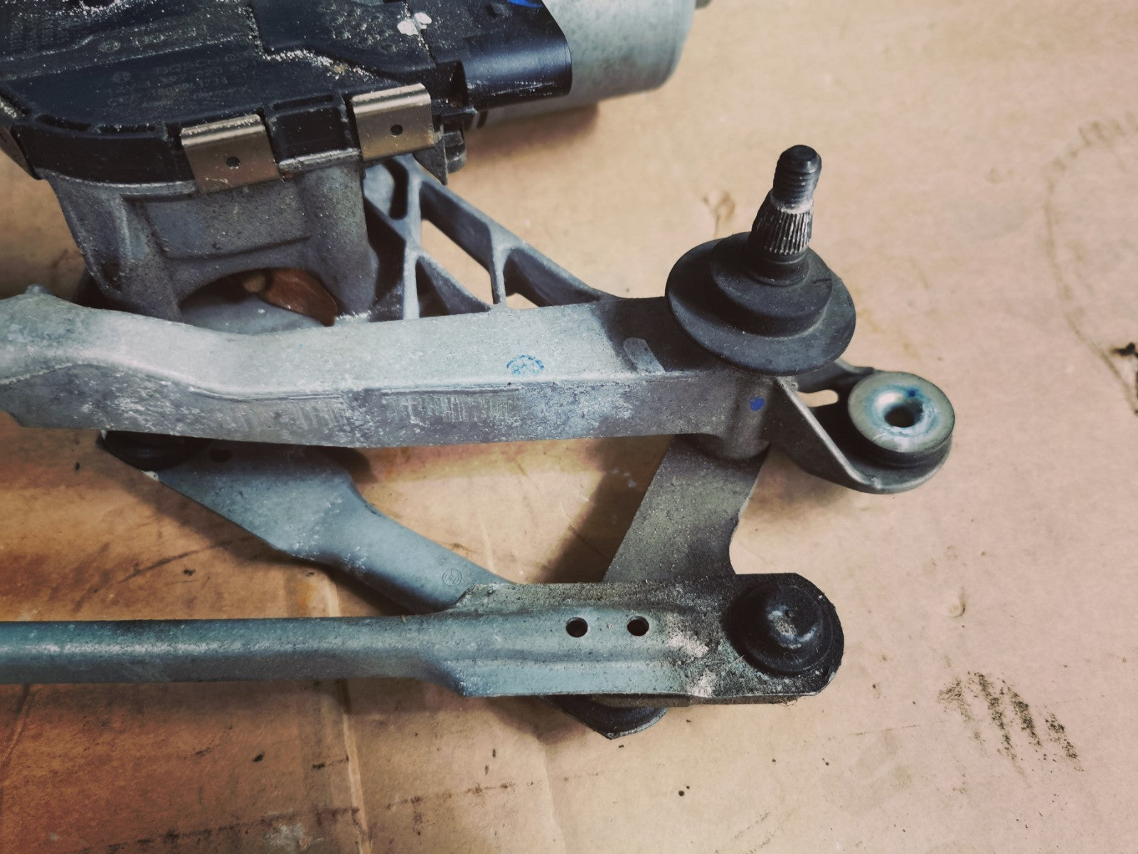 Audi A4 S4 B9 Front Windscreen Wiper Motor Linkage Mechanism 8W2955023A