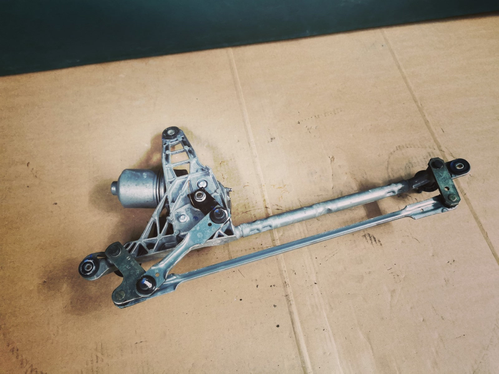Audi A4 S4 B9 Front Windscreen Wiper Motor Linkage Mechanism 8W2955023A