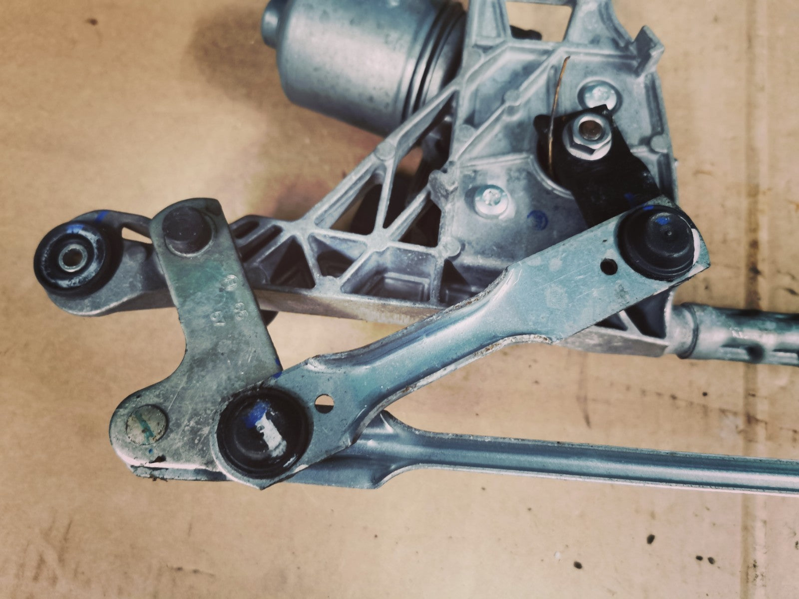 Audi A4 S4 B9 Front Windscreen Wiper Motor Linkage Mechanism 8W2955023A