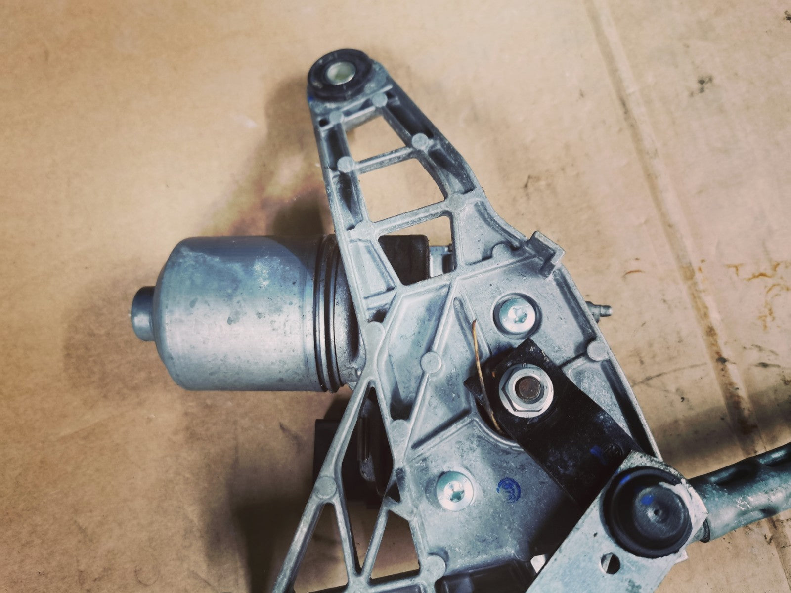 Audi A4 S4 B9 Front Windscreen Wiper Motor Linkage Mechanism 8W2955023A