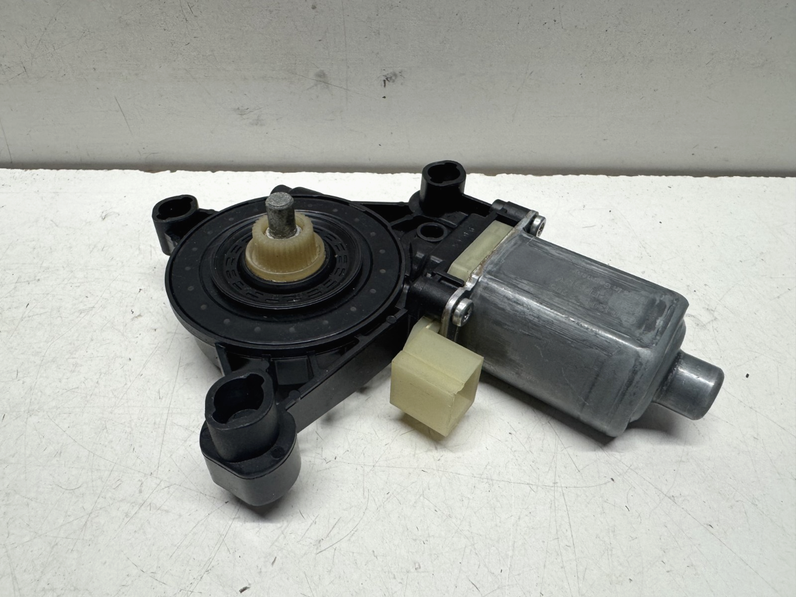 AUDI A4 S4 B9 FRONT PASSENGER LEFT SIDE WINDOW MOTOR 8W0959801
