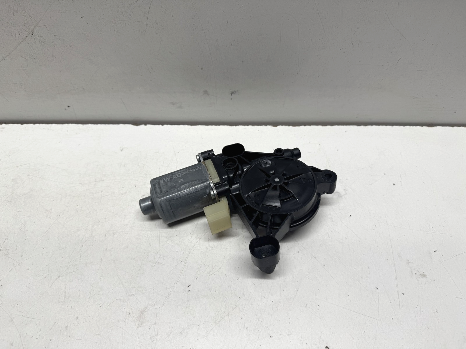 AUDI A4 S4 B9 FRONT PASSENGER LEFT SIDE WINDOW MOTOR 8W0959801
