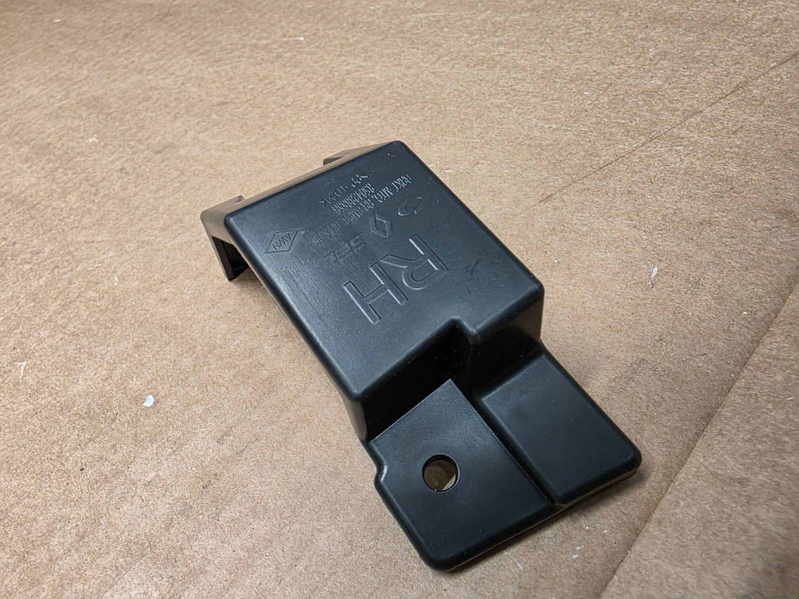 2023 Renault Arkana Rear RH Bumper Bracket 850428655R