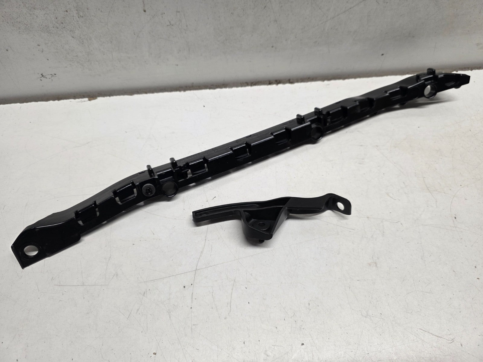 GENUINE MERCEDES-BENZ C-CLASS W204 REAR LEFT BUMPER BRACKET A2048800530