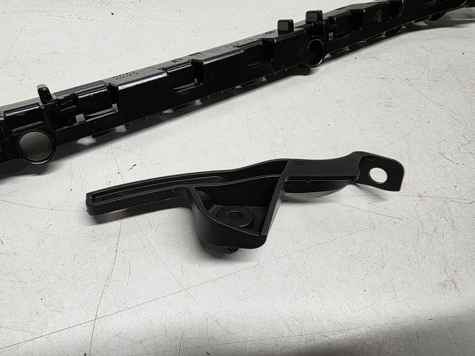 GENUINE MERCEDES-BENZ C-CLASS W204 REAR LEFT BUMPER BRACKET A2048800530