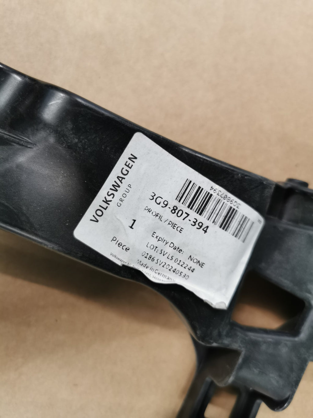 GENUINE VW PASSAT B8 ESTATE REAR BUMPER RIGHT BRACKET 2015-2019 3G0807394