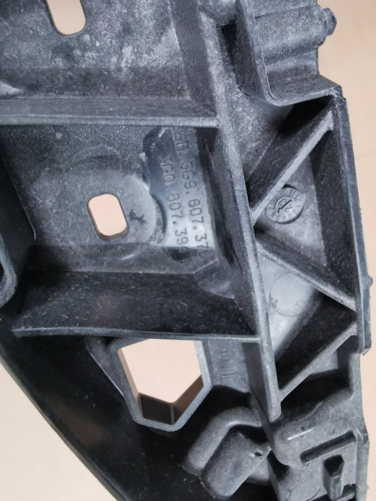 GENUINE VW PASSAT B8 ESTATE REAR BUMPER RIGHT BRACKET 2015-2019 3G0807394