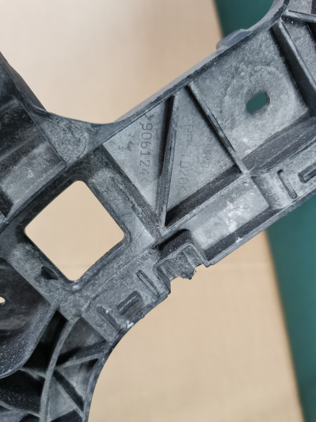 GENUINE VW PASSAT B8 ESTATE REAR BUMPER RIGHT BRACKET 2015-2019 3G0807394